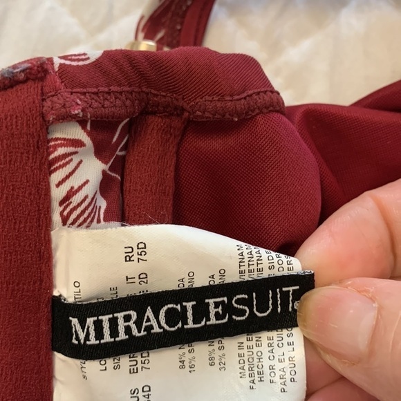 MIRACLESUIT Hibiskiss bathing suit bra TOP burgundy white Pompei bikini top 34D - Picture 5 of 15